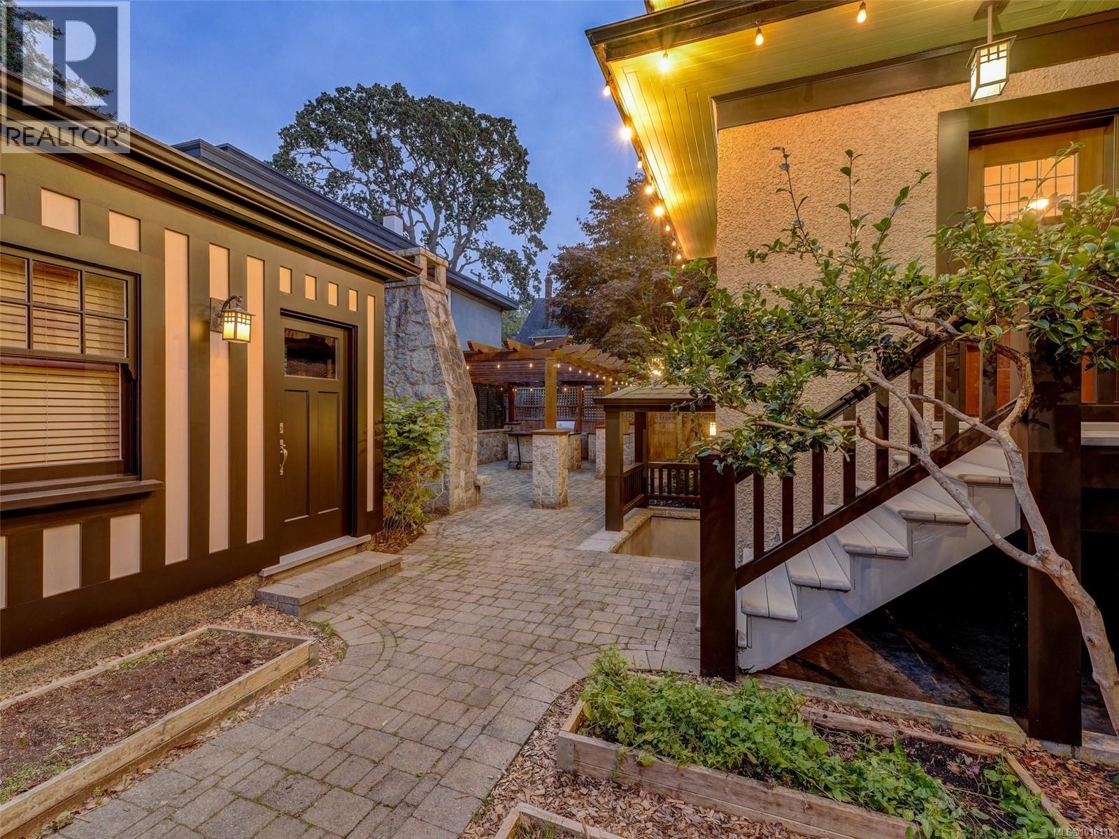  943 St. Charles Street, Victoria