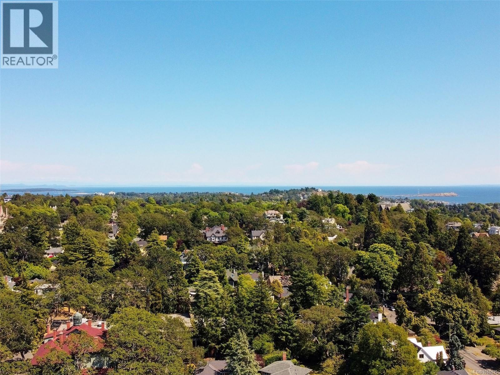  943 St. Charles Street, Victoria