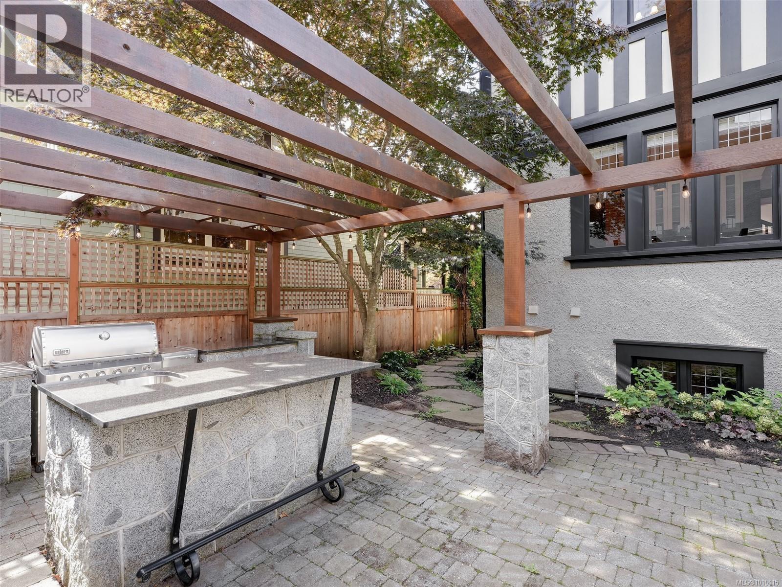 943 St. Charles Street, Victoria