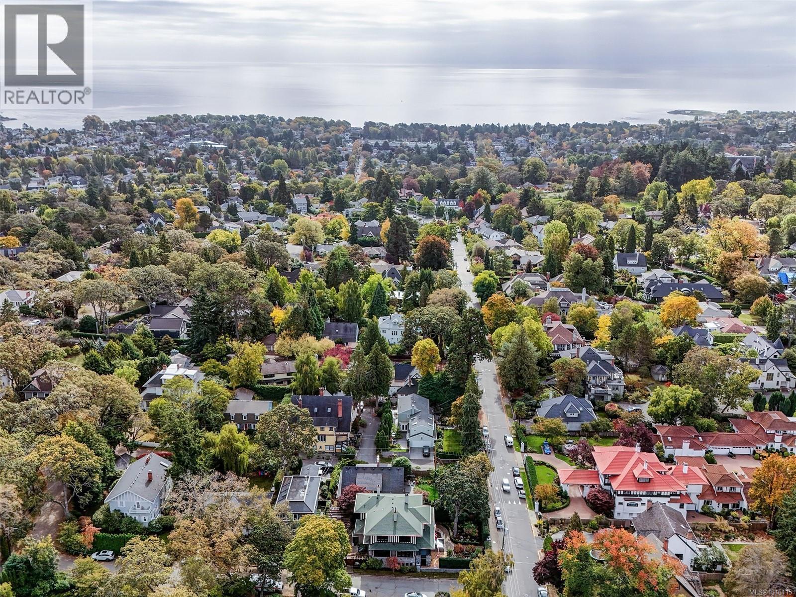  943 St. Charles Street, Victoria