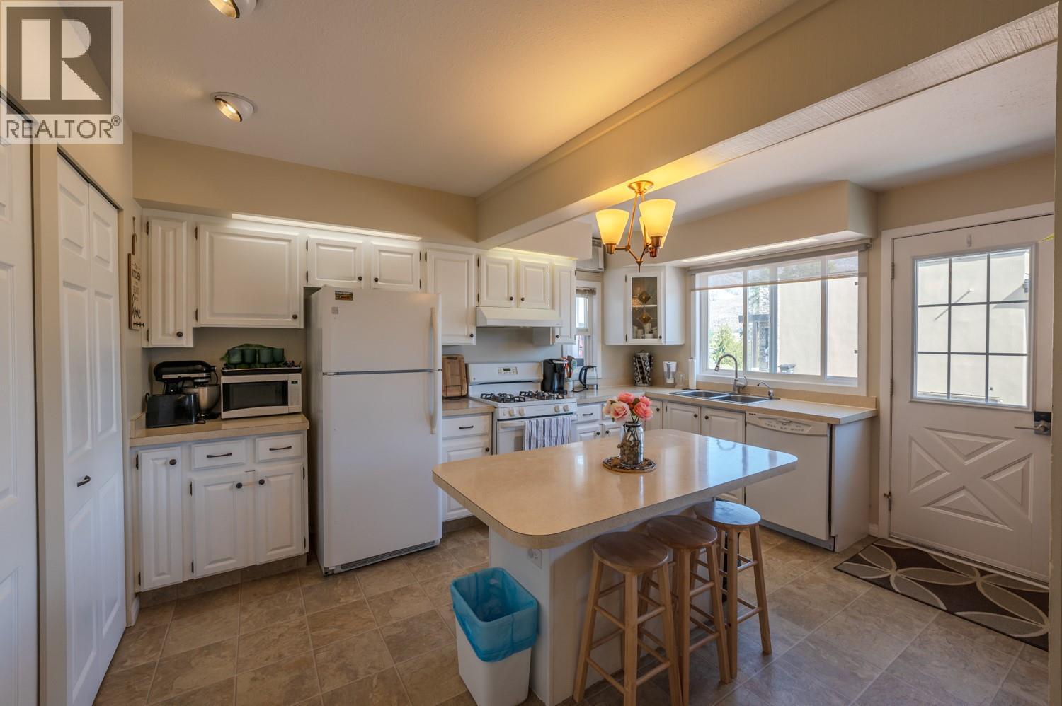  6764 LAKESIDE Drive, Oliver