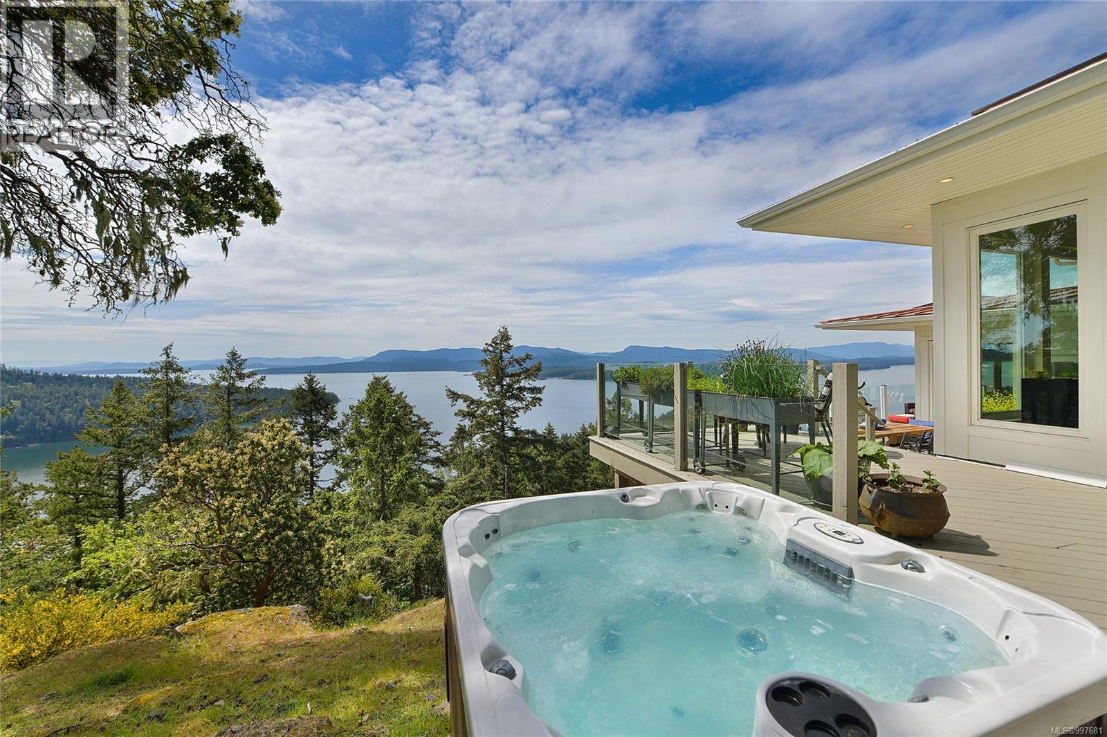  356 East West Road, Mayne Island