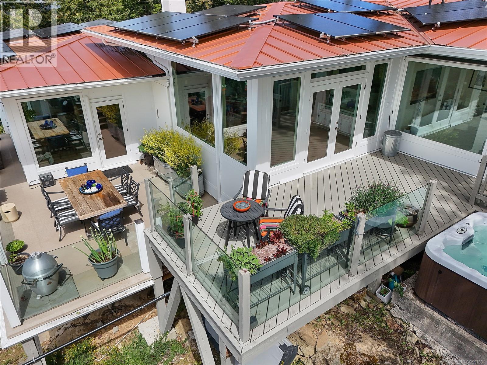  356 East West Road, Mayne Island