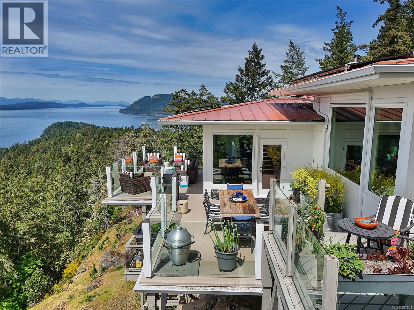  356 East West Road, Mayne Island