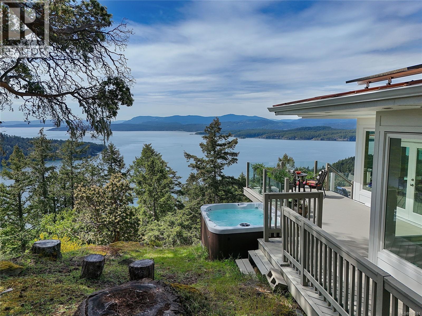  356 East West Road, Mayne Island