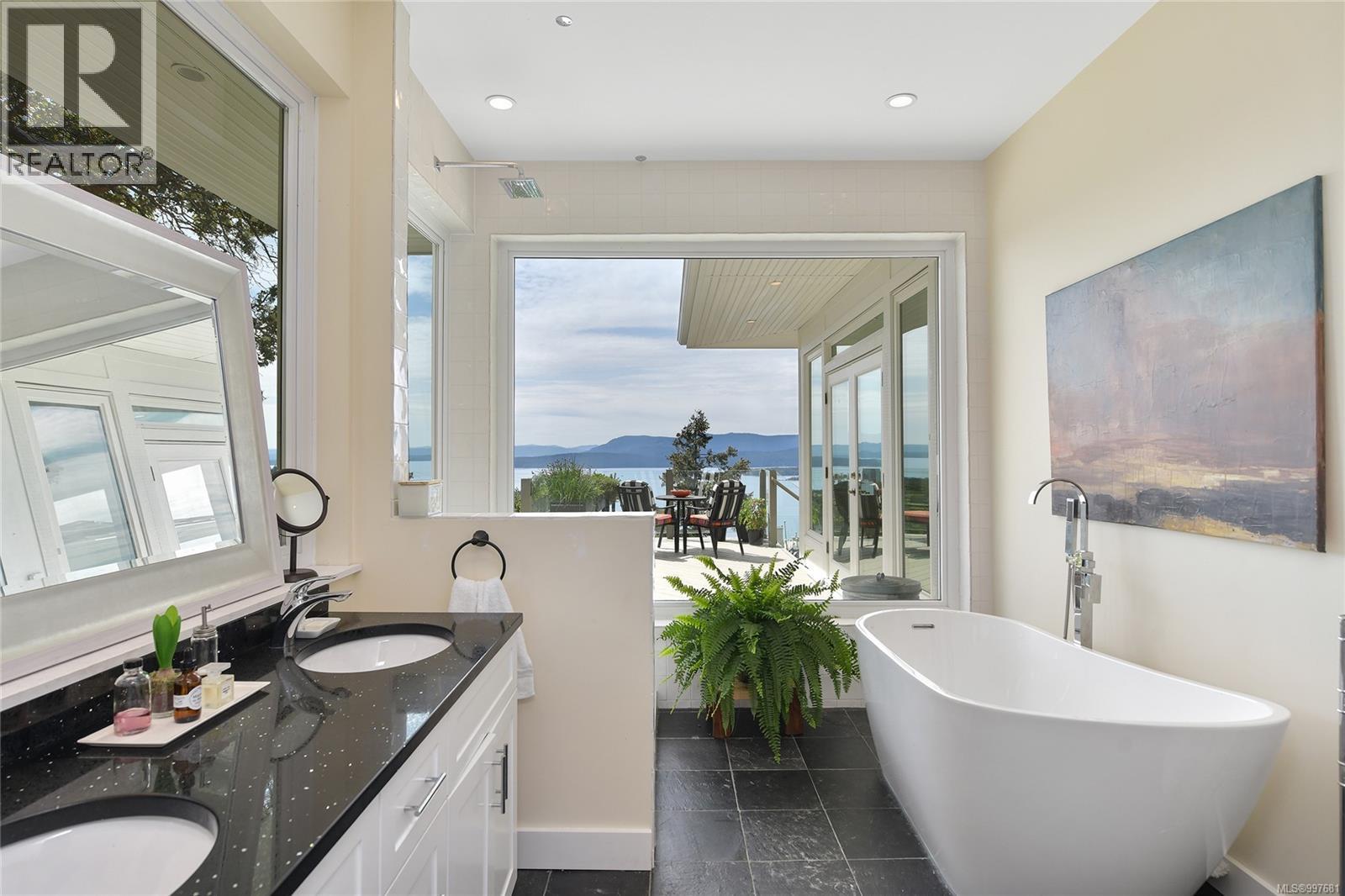  356 East West Road, Mayne Island