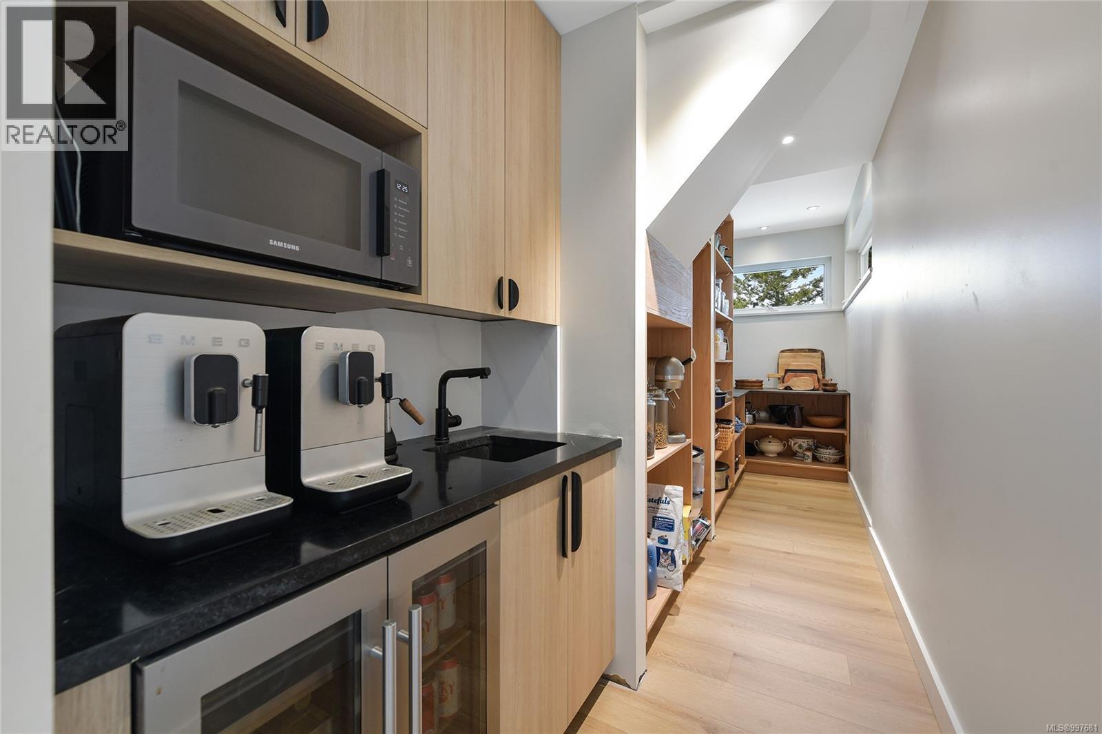 356 East West Road, Mayne Island