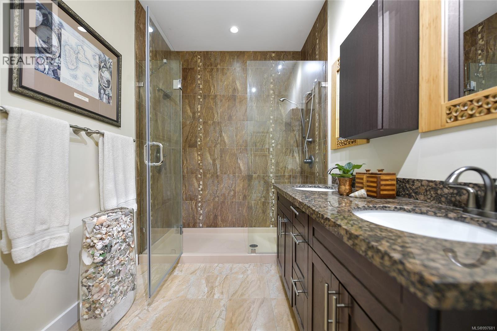  356 East West Road, Mayne Island