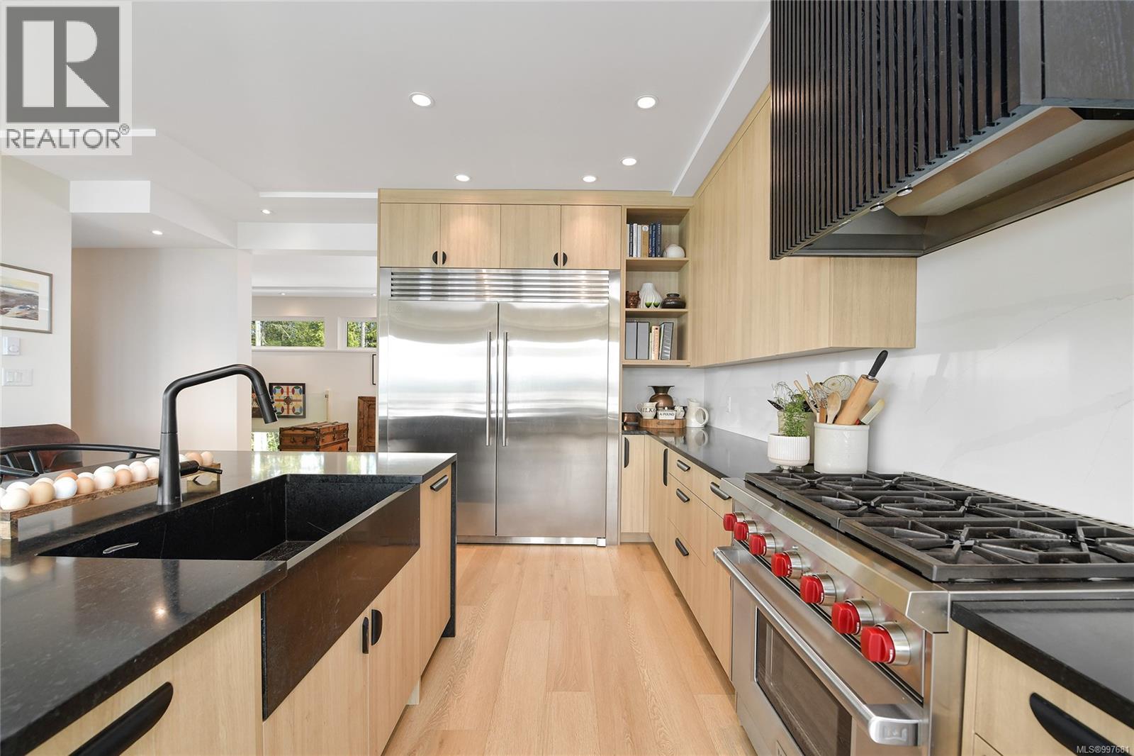  356 East West Road, Mayne Island