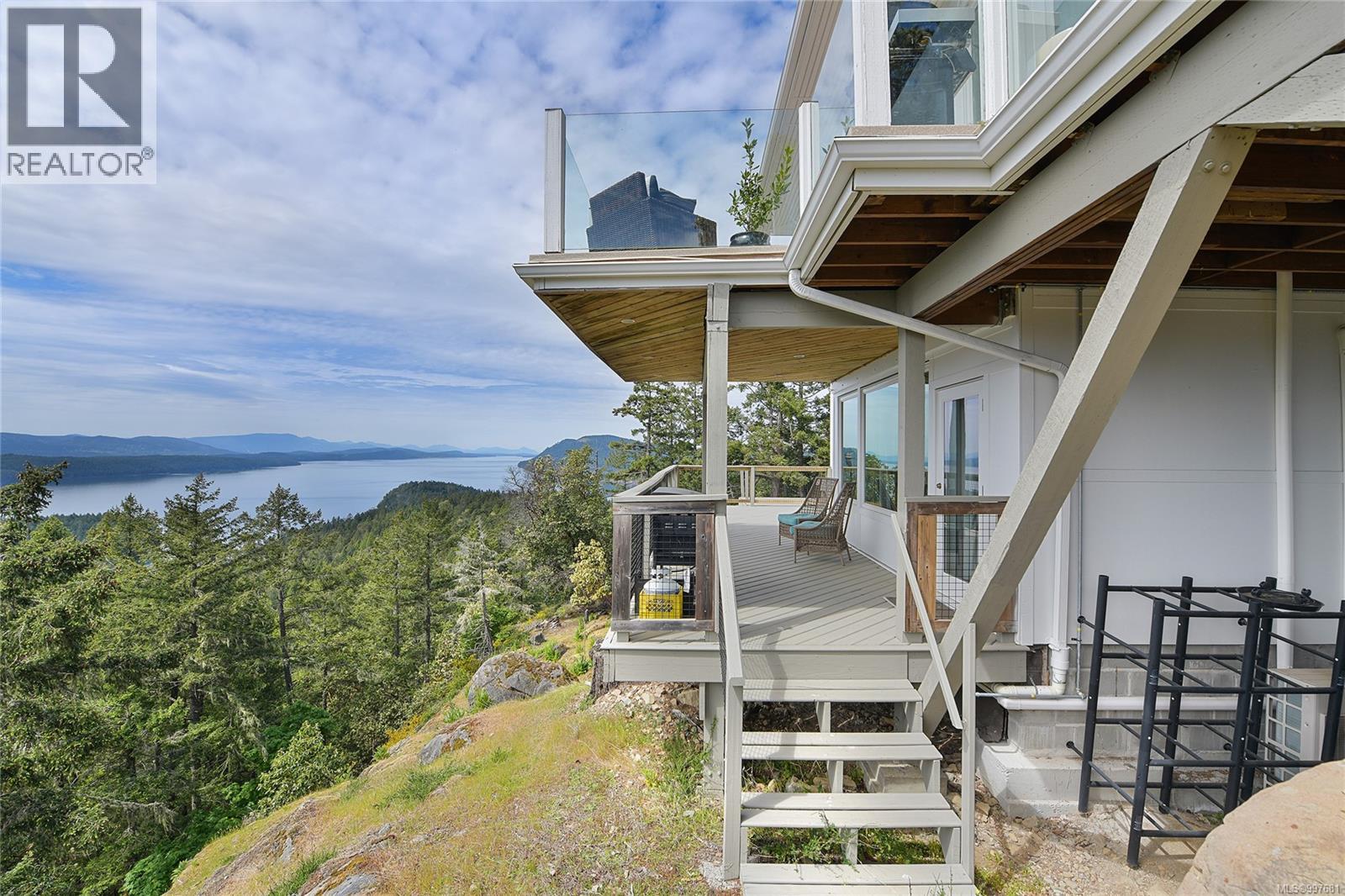  356 East West Road, Mayne Island