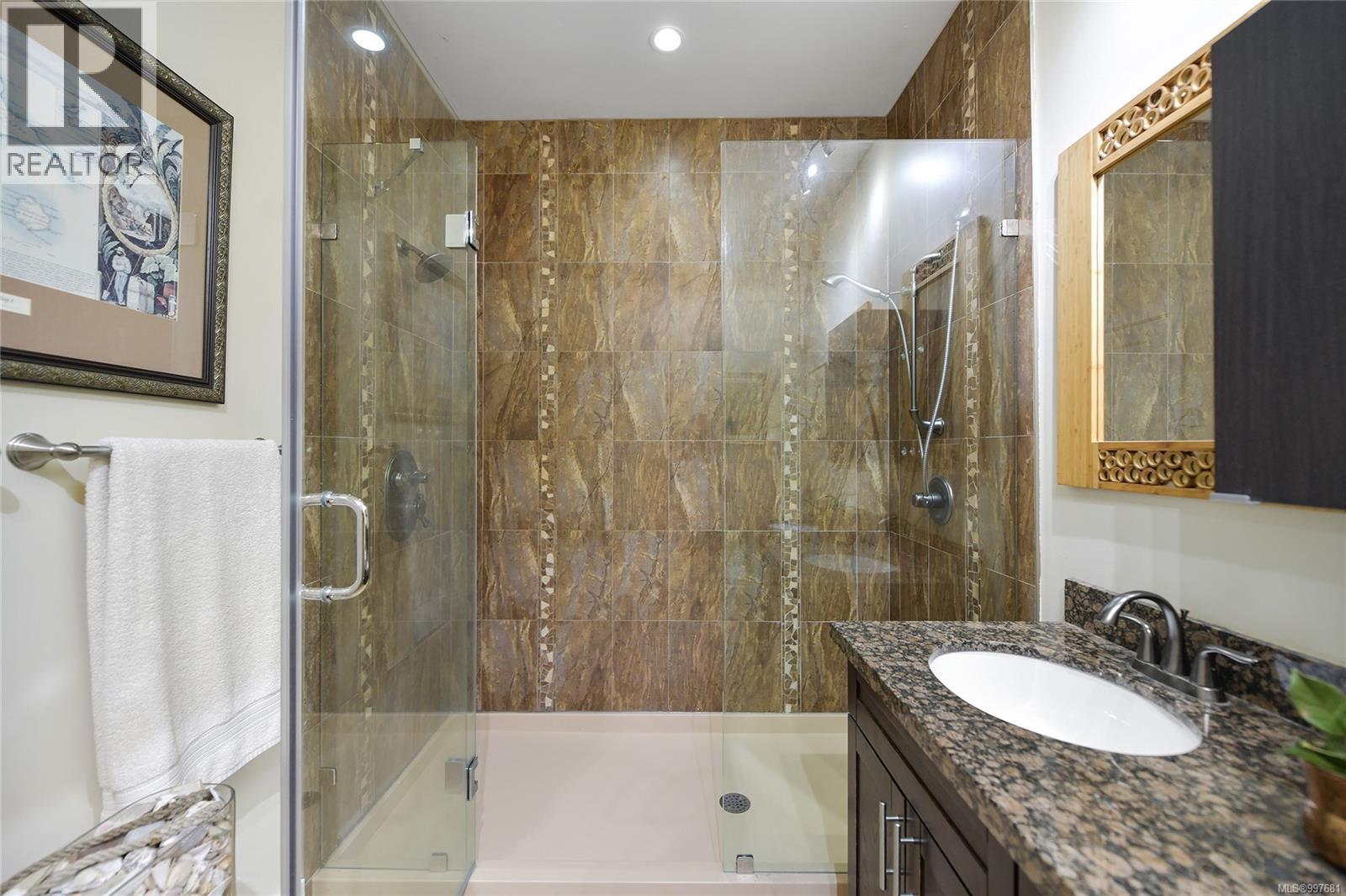 356 East West Road, Mayne Island
