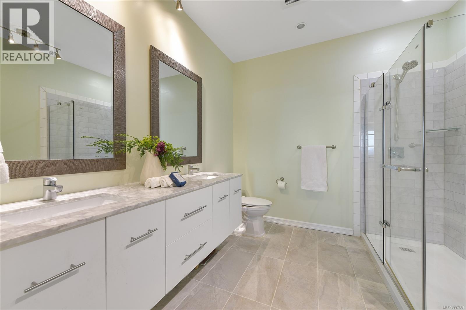  356 East West Road, Mayne Island