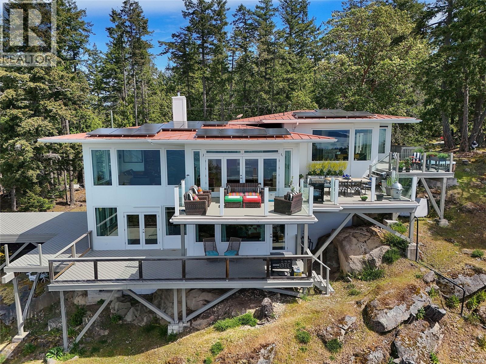  356 East West Road, Mayne Island