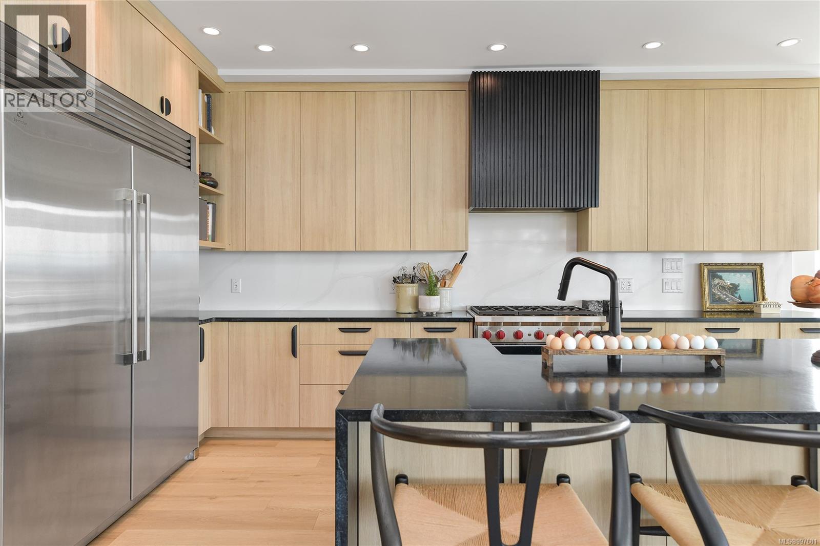  356 East West Road, Mayne Island