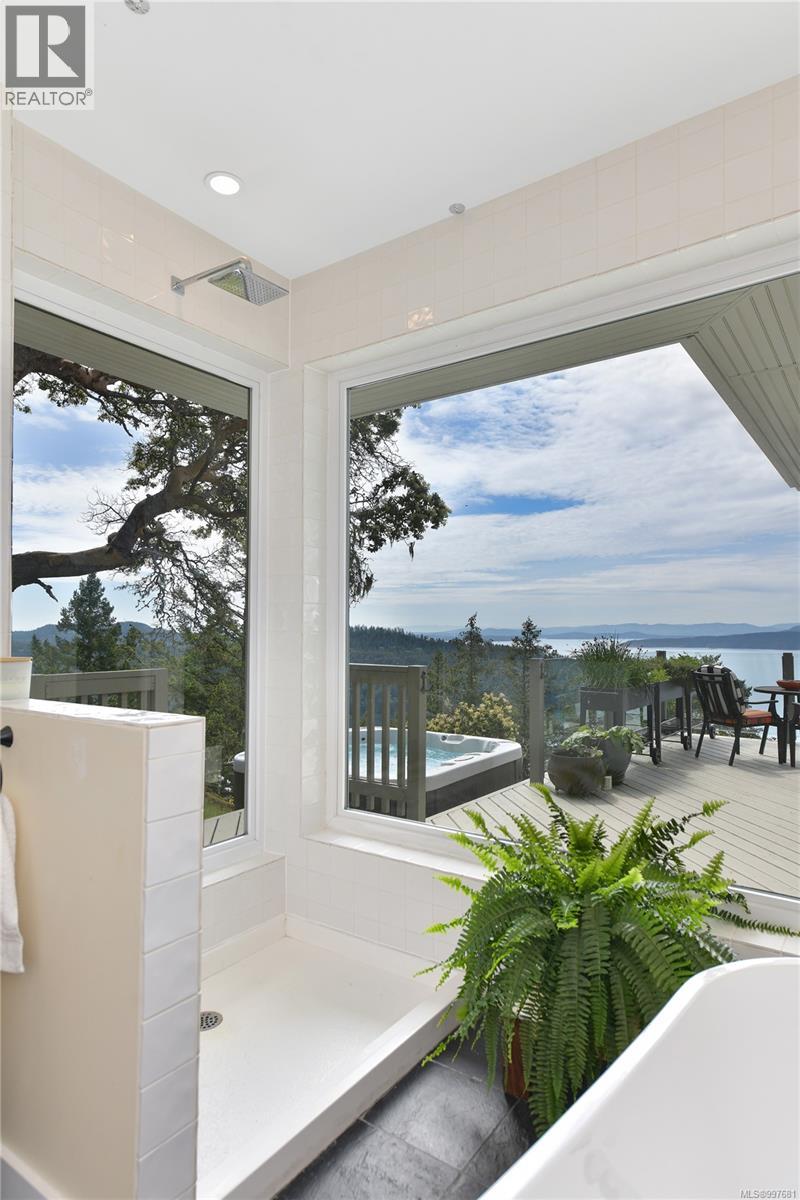  356 East West Road, Mayne Island
