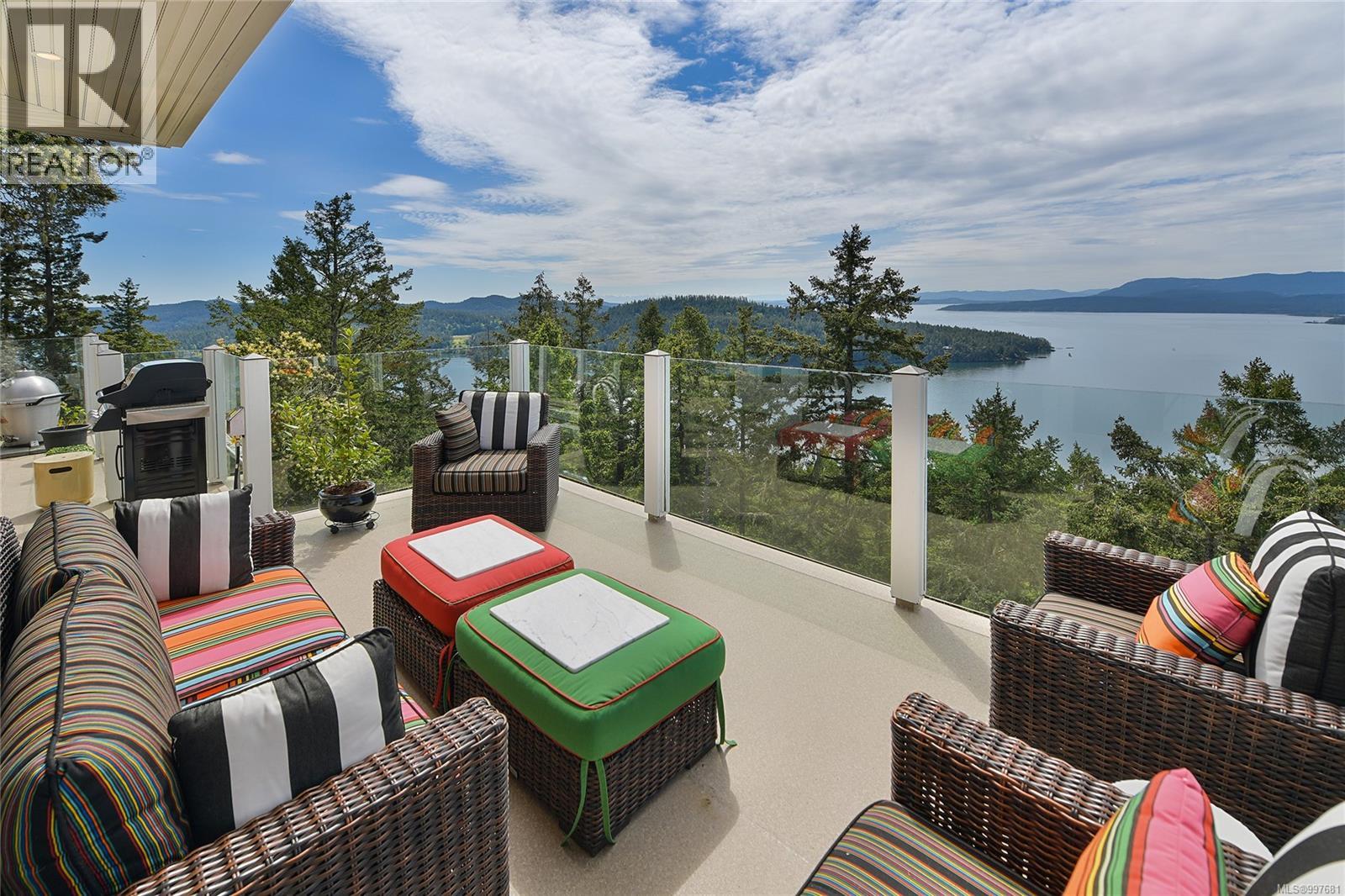  356 East West Road, Mayne Island