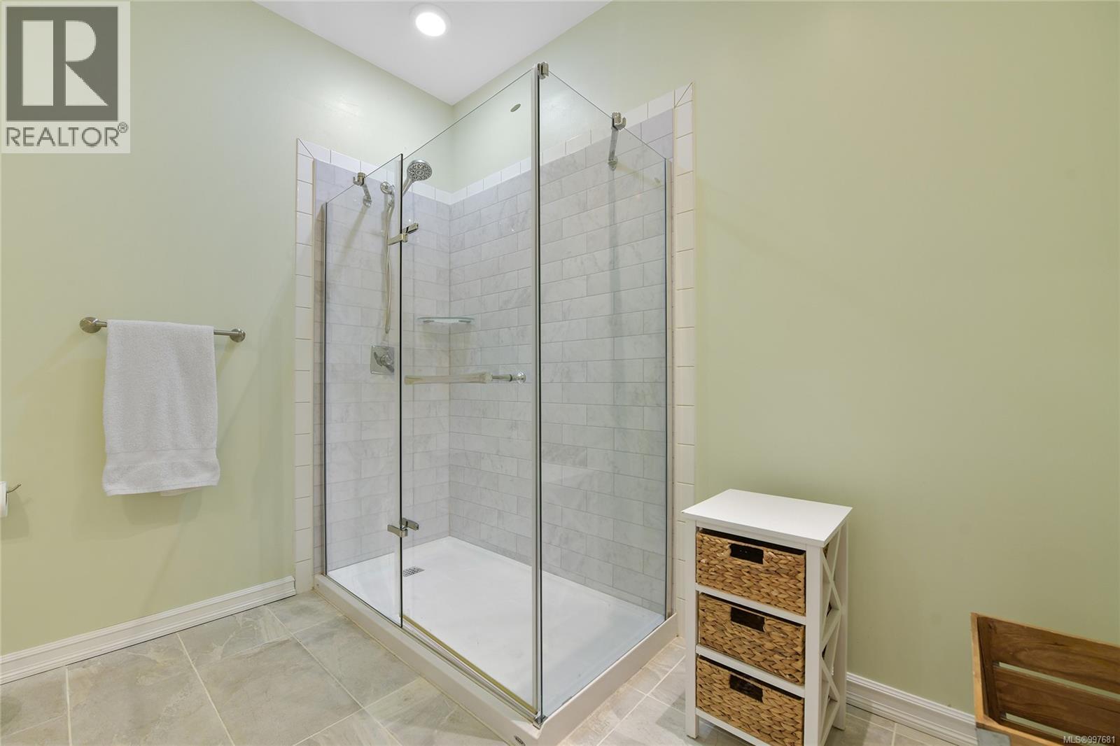  356 East West Road, Mayne Island