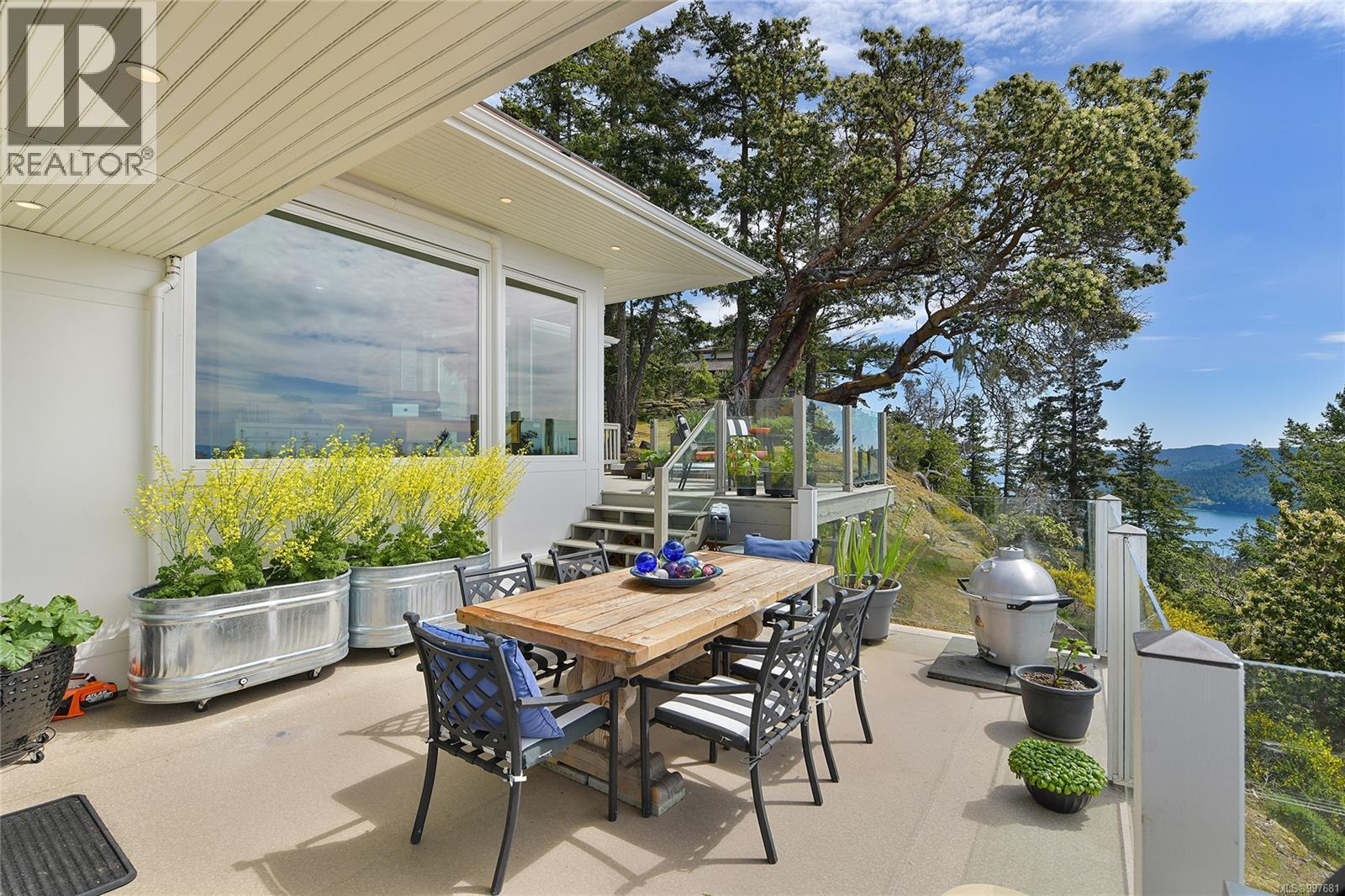  356 East West Road, Mayne Island