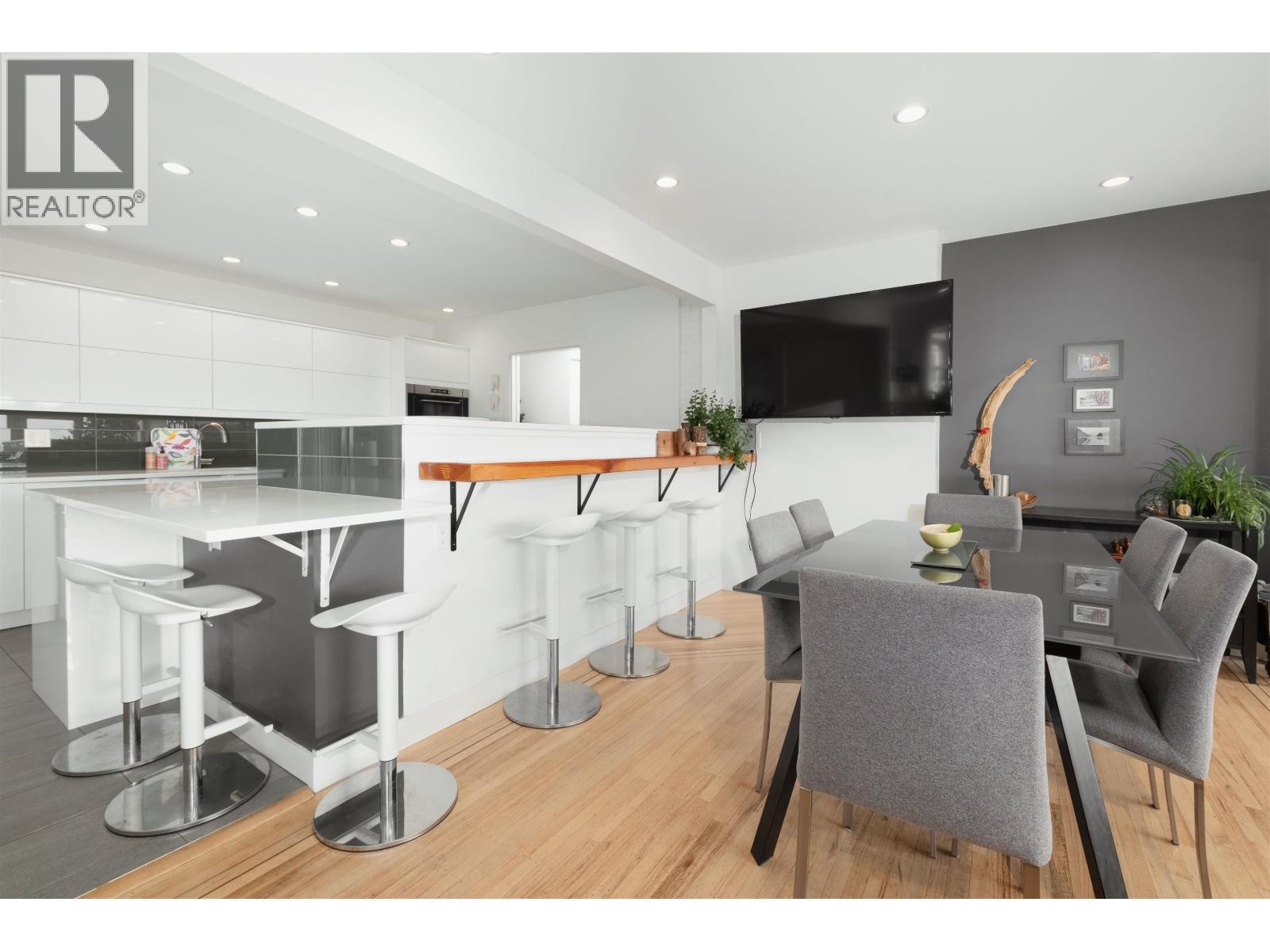 1095 W KEITH ROAD, North Vancouver