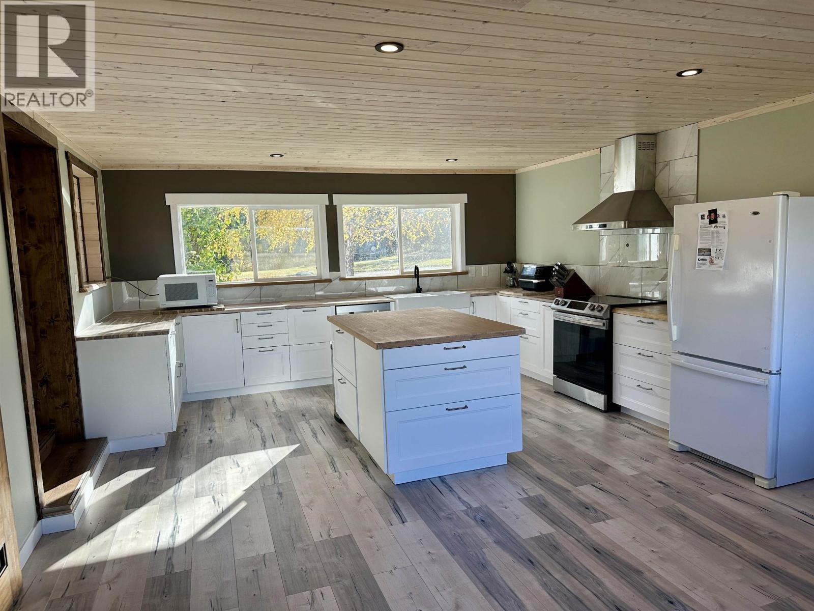 12290 STURGEON POINT ROAD, Vanderhoof