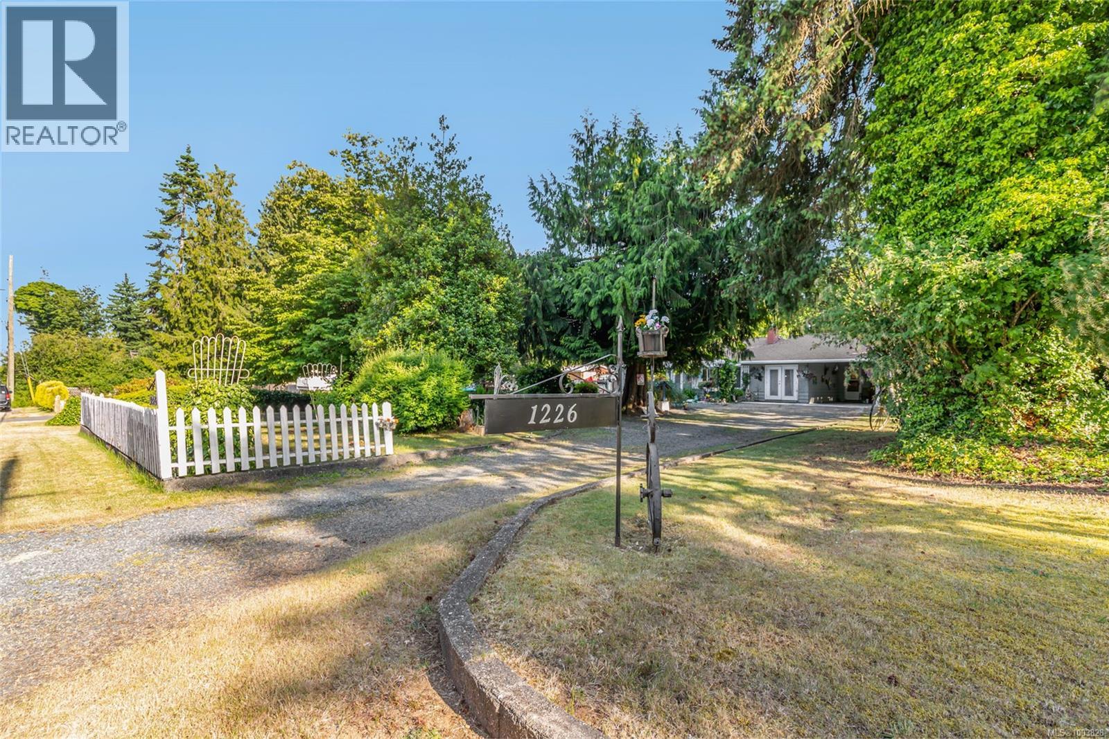 1226 Centre Rd, Qualicum Beach