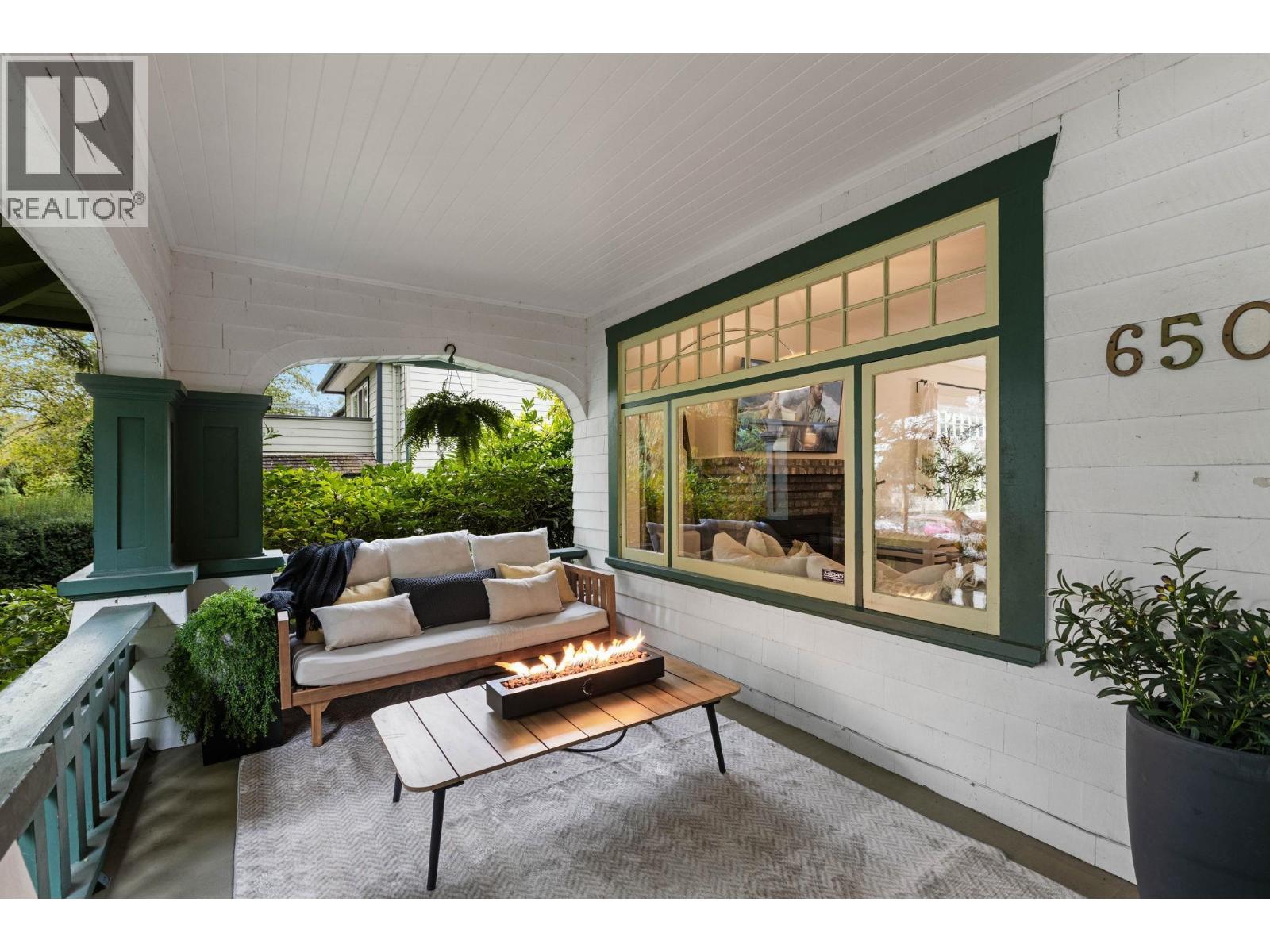 1 650 W KEITH ROAD, North Vancouver