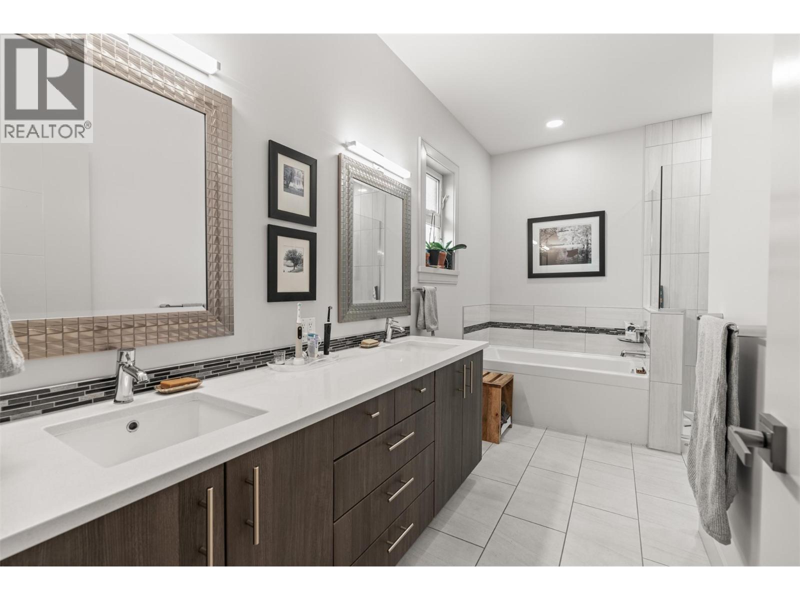 2444 York Avenue Unit# 10, Armstrong