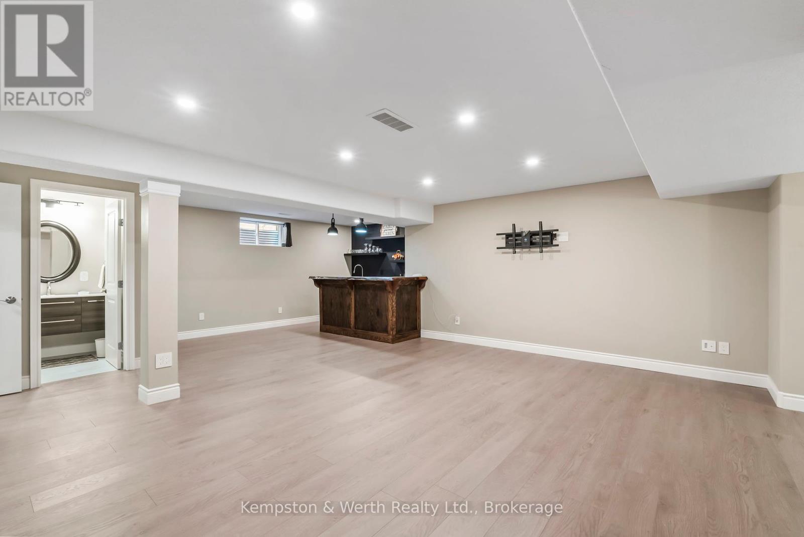 86 FORBES CRESCENT - 31