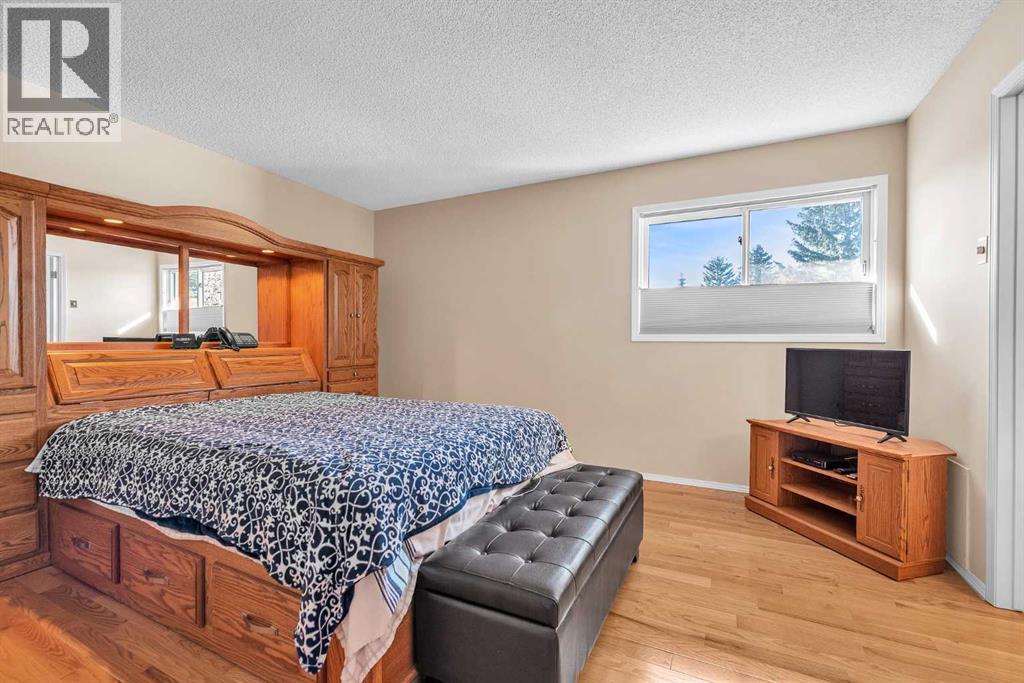 Single Family House for Sale in  Millbank Drive SW Millrise Calgary 