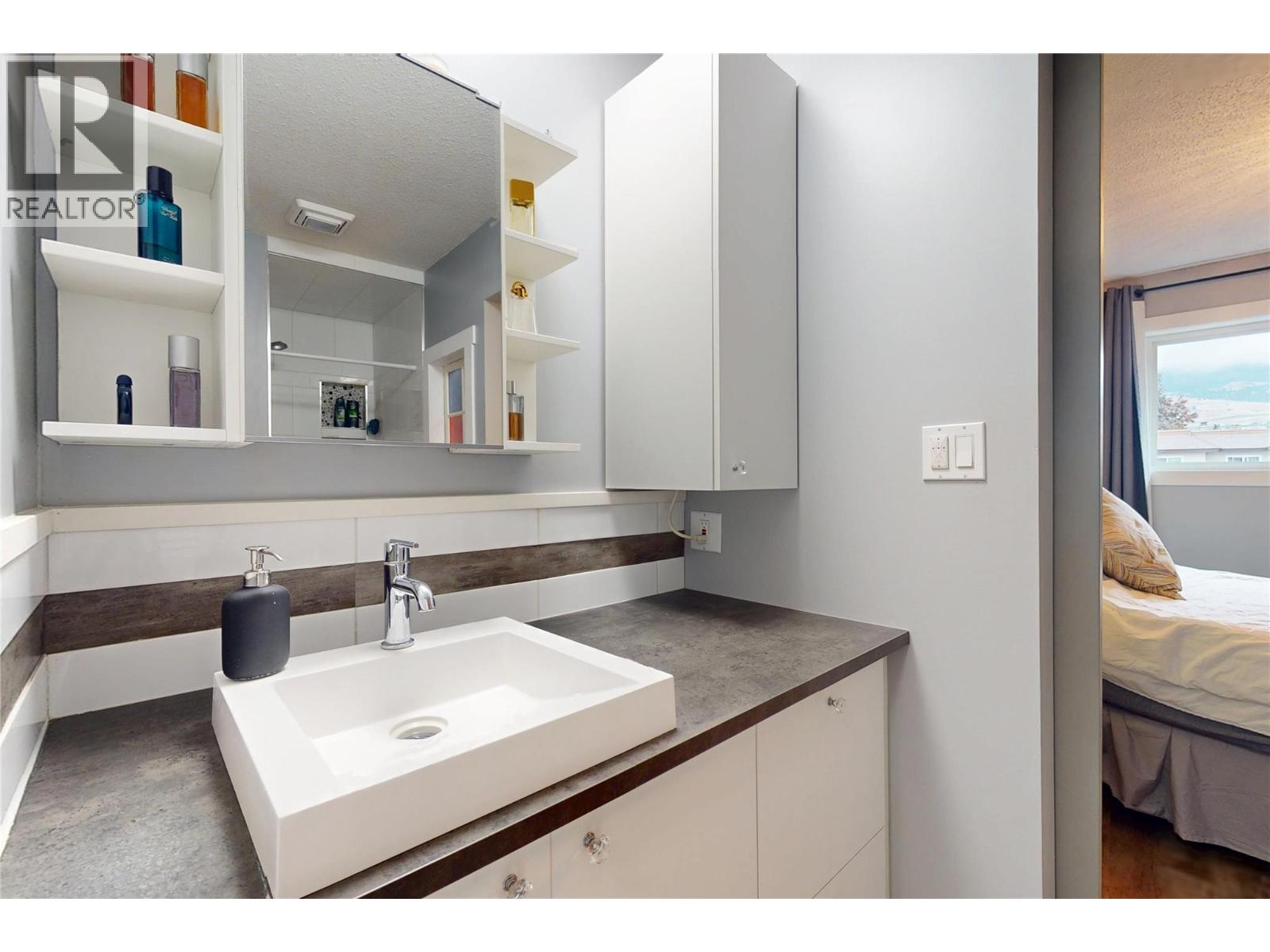 211 240 McIntosh Road, Kelowna