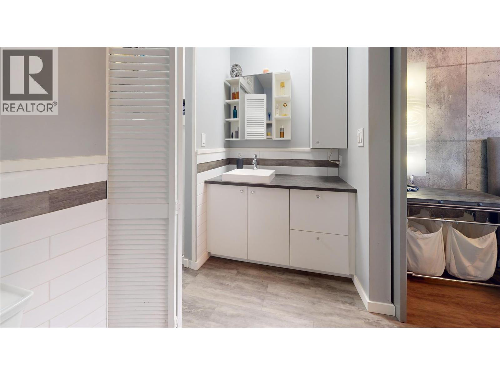 211 240 McIntosh Road, Kelowna