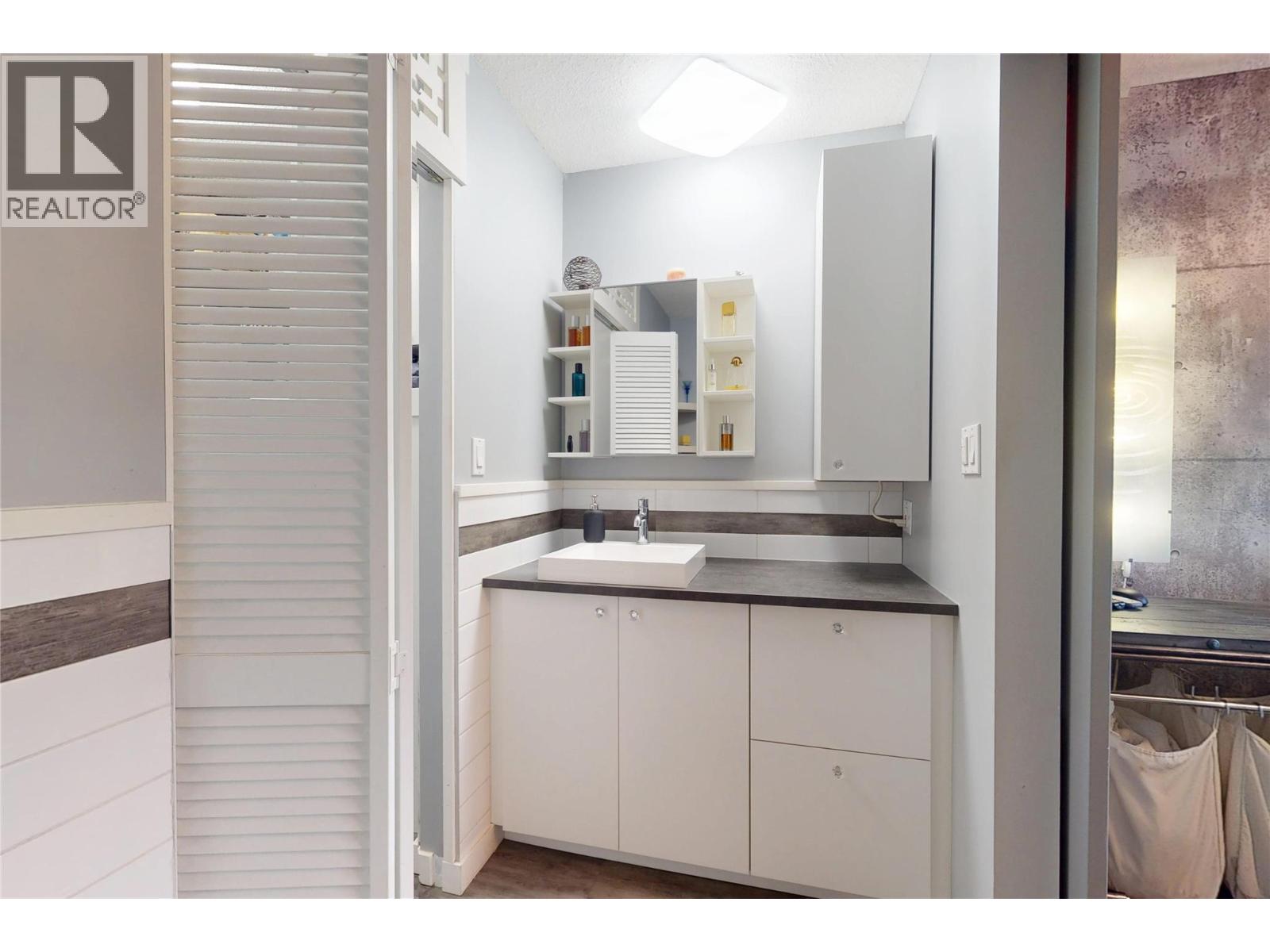 211 240 McIntosh Road, Kelowna