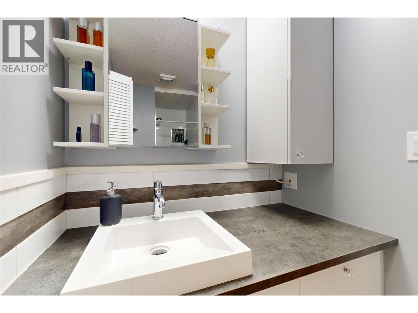 211 240 McIntosh Road, Kelowna