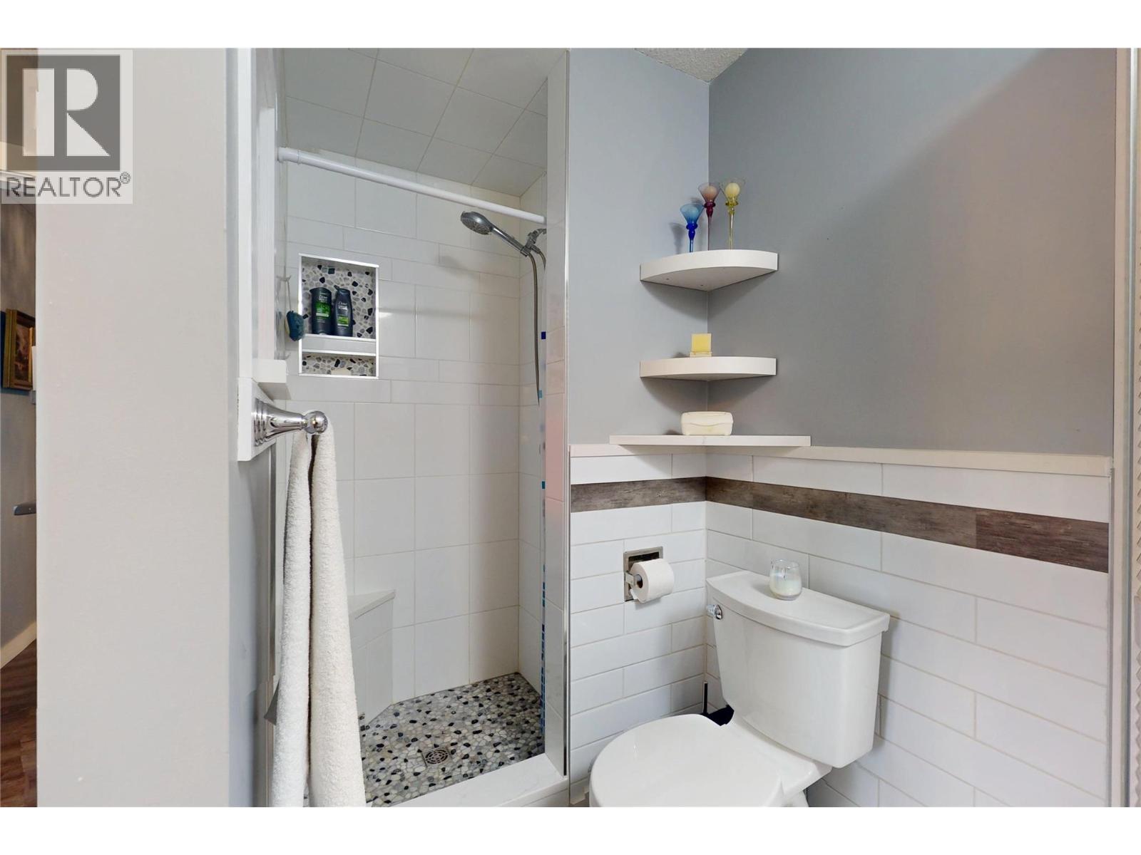 211 240 McIntosh Road, Kelowna