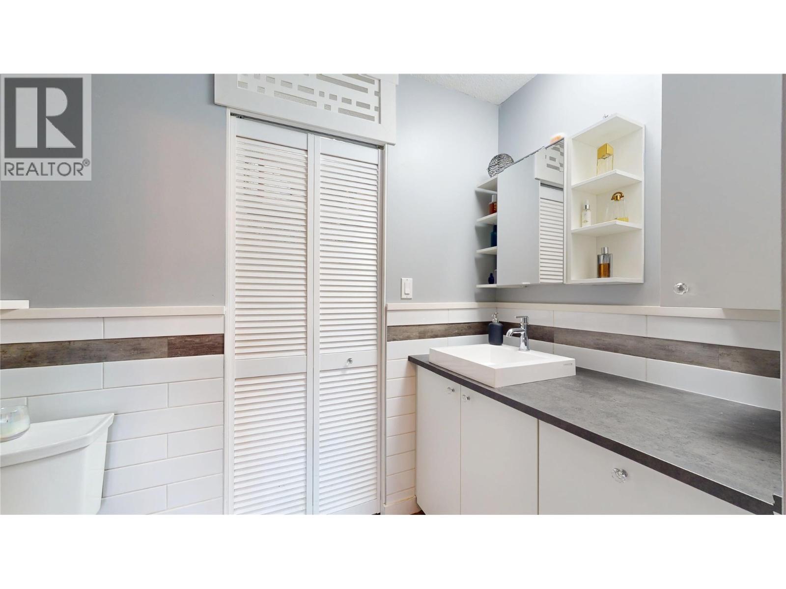 211 240 McIntosh Road, Kelowna