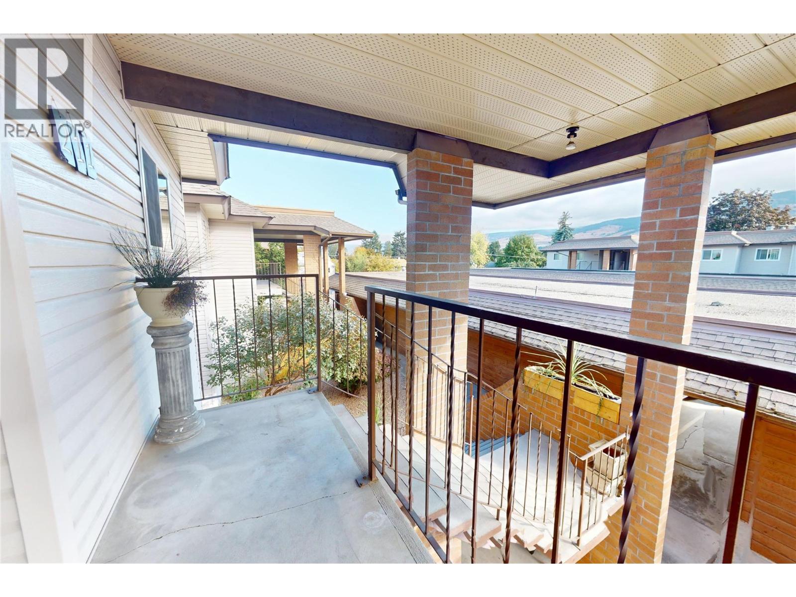 211 240 McIntosh Road, Kelowna
