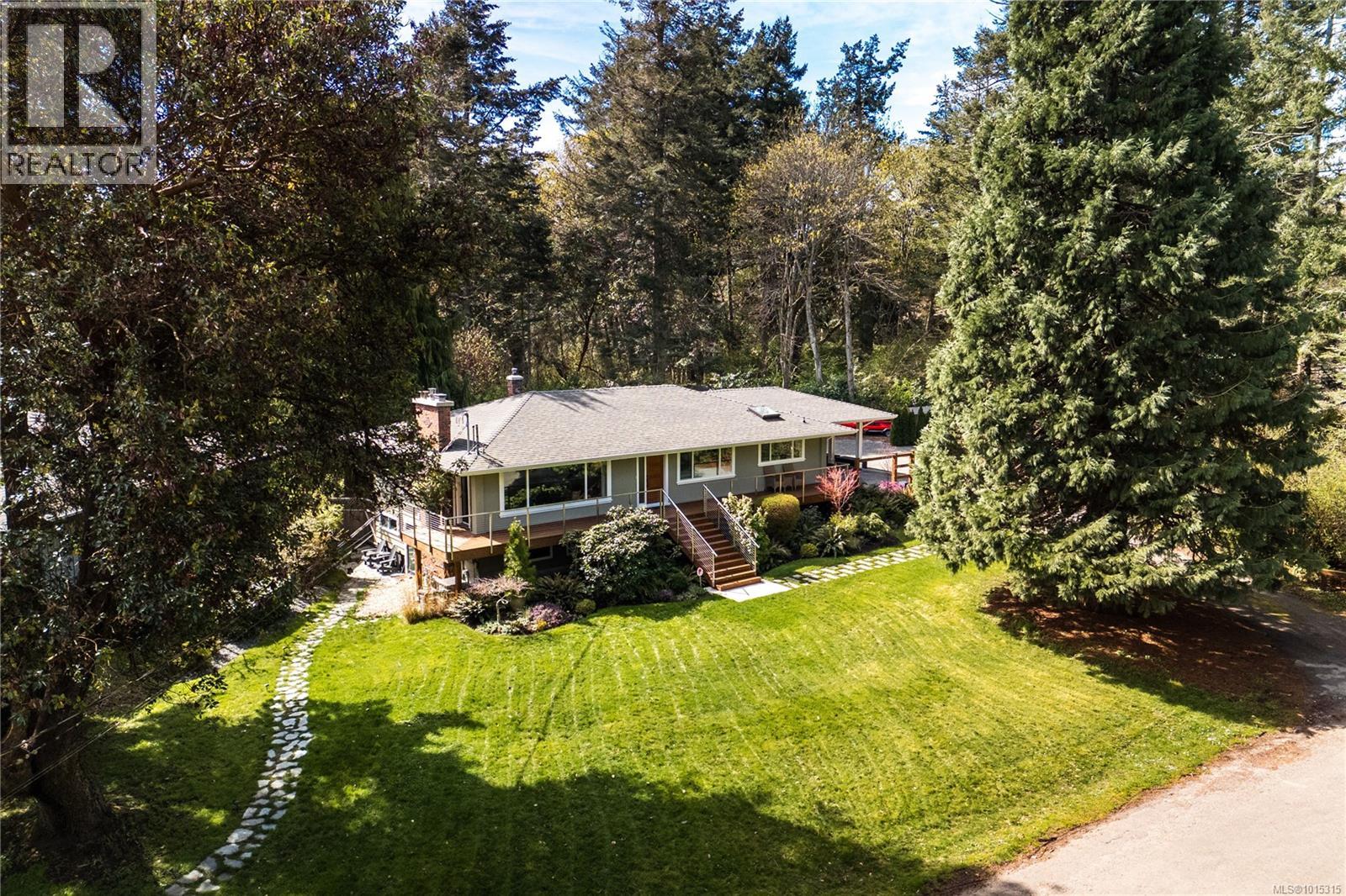  2879 Phyllis Street, Saanich