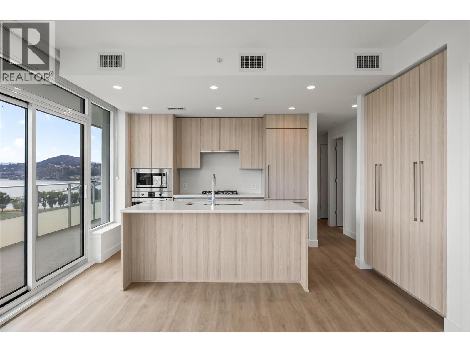 1704 238 Leon Avenue, Kelowna