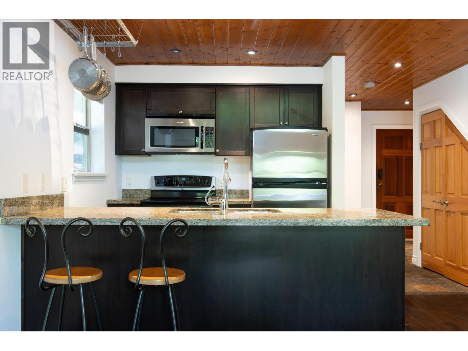 302 3050 HILLCREST DRIVE, Whistler