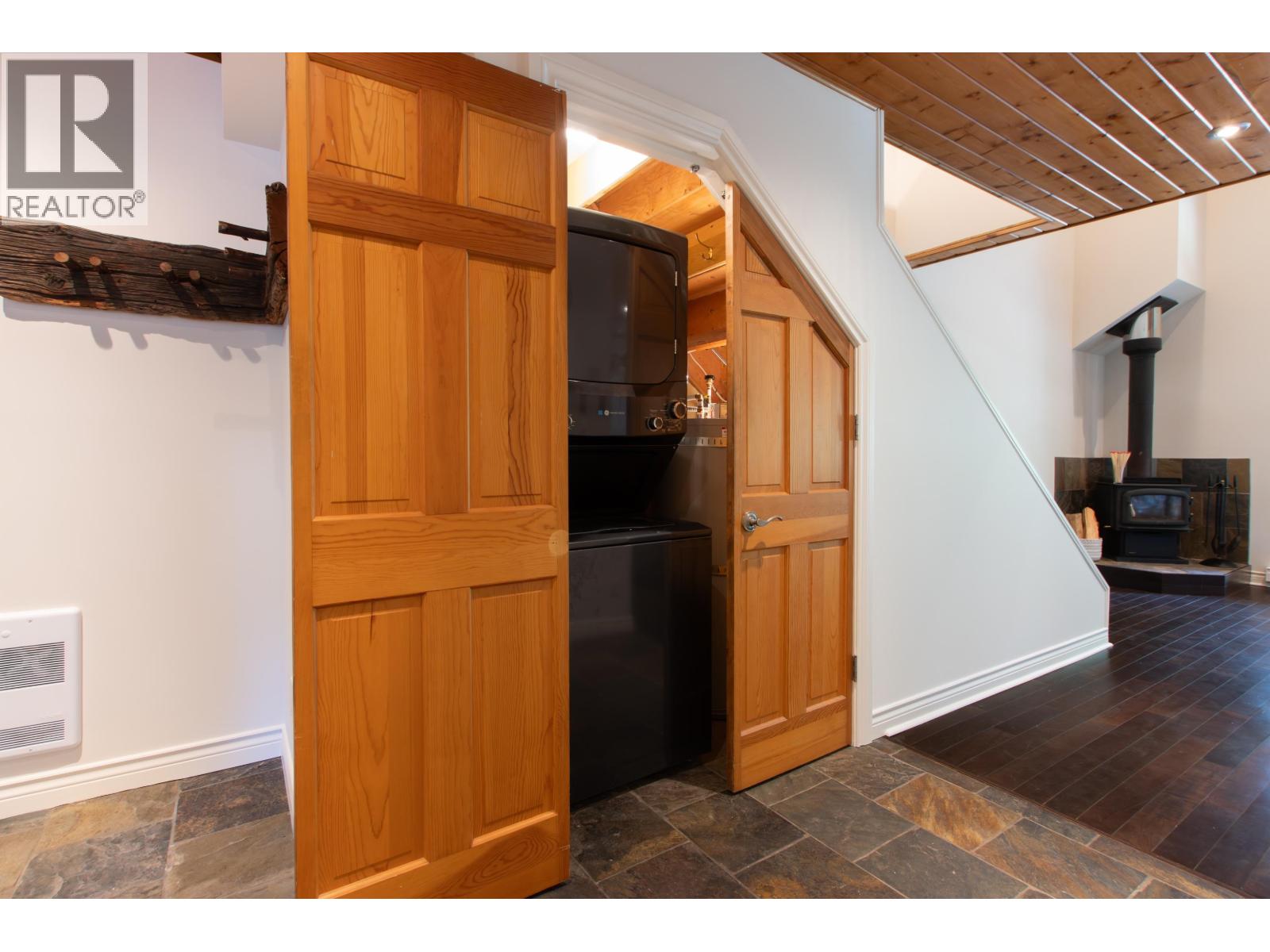 302 3050 HILLCREST DRIVE, Whistler