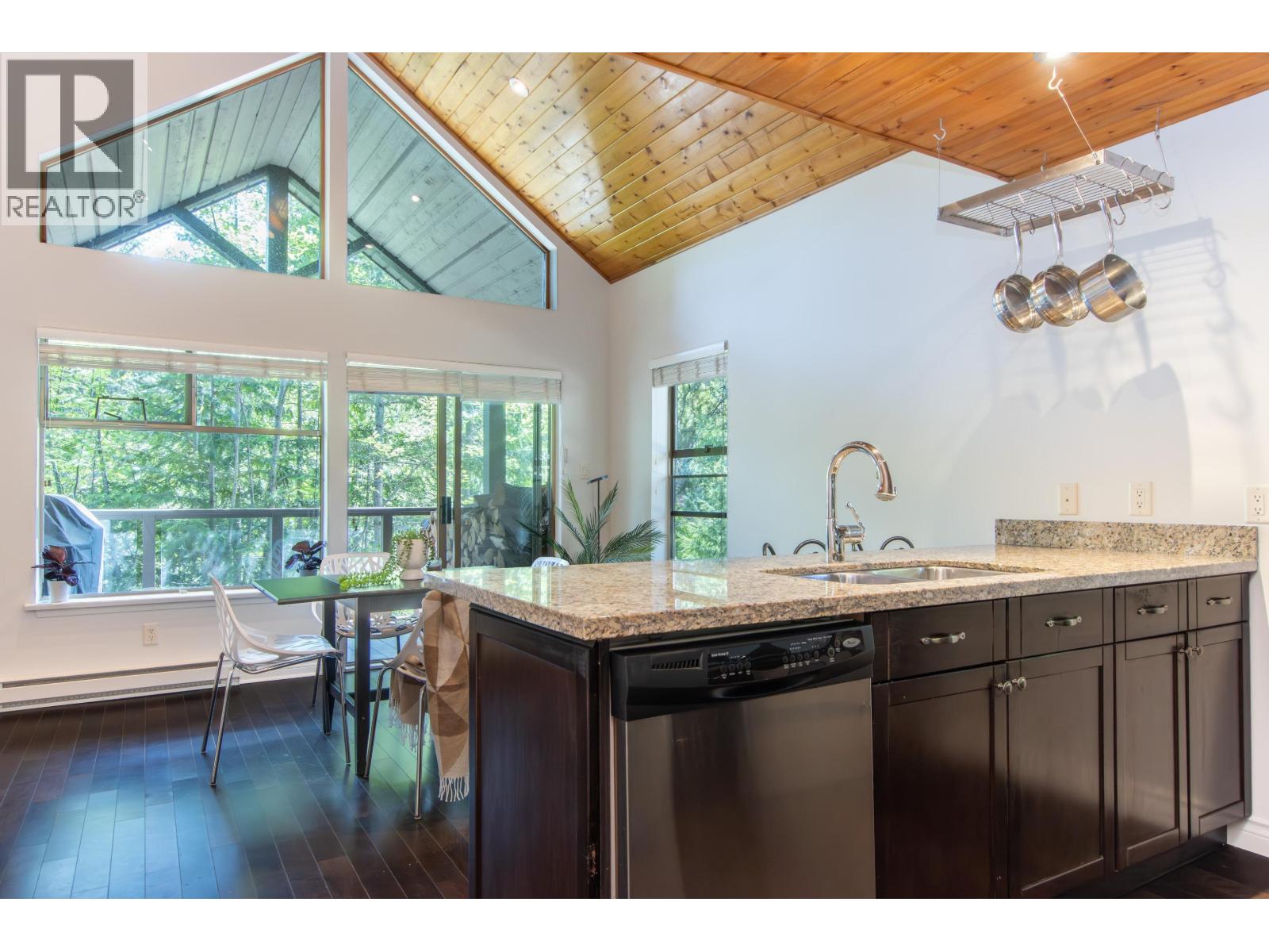 302 3050 HILLCREST DRIVE, Whistler