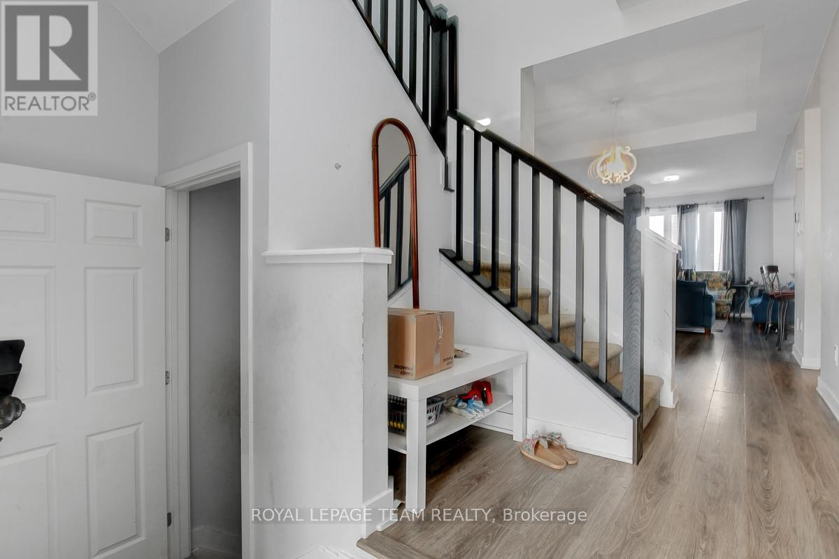 Tiled foyer w/walk-in closet & basement access
