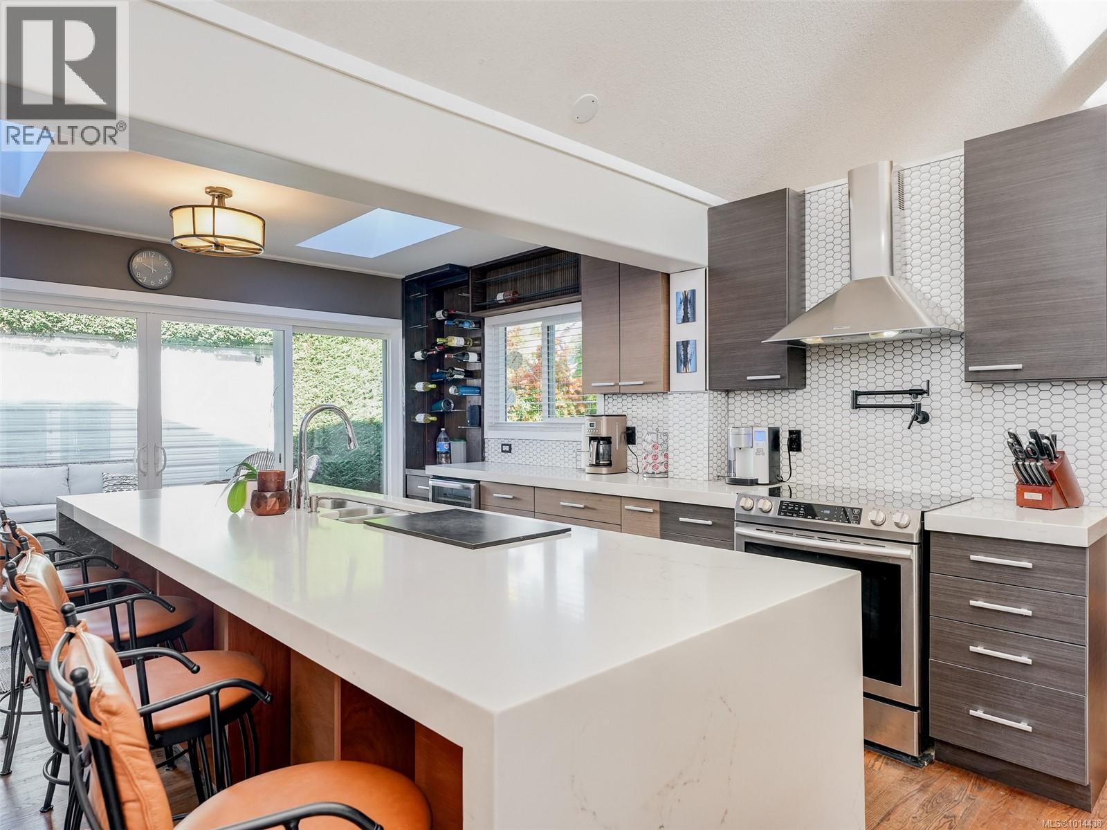  727 Paskin Way, Saanich