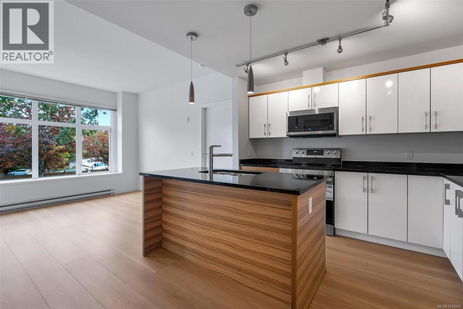 203 4030 Borden Street, Saanich