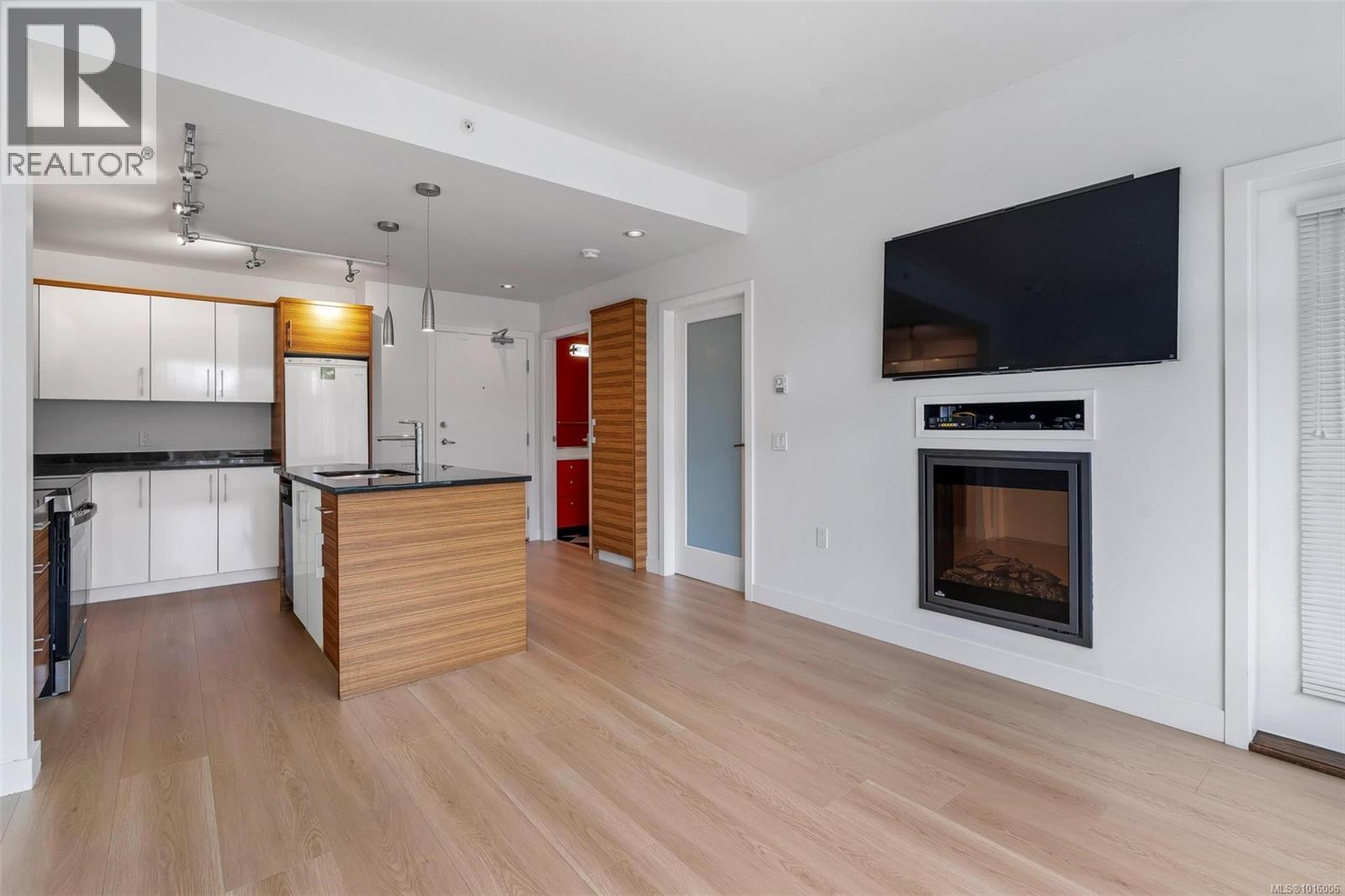 203 4030 Borden Street, Saanich