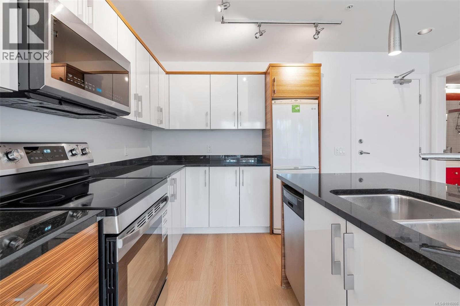 203 4030 Borden Street, Saanich