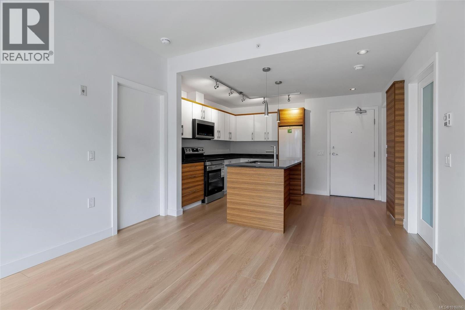 203 4030 Borden Street, Saanich