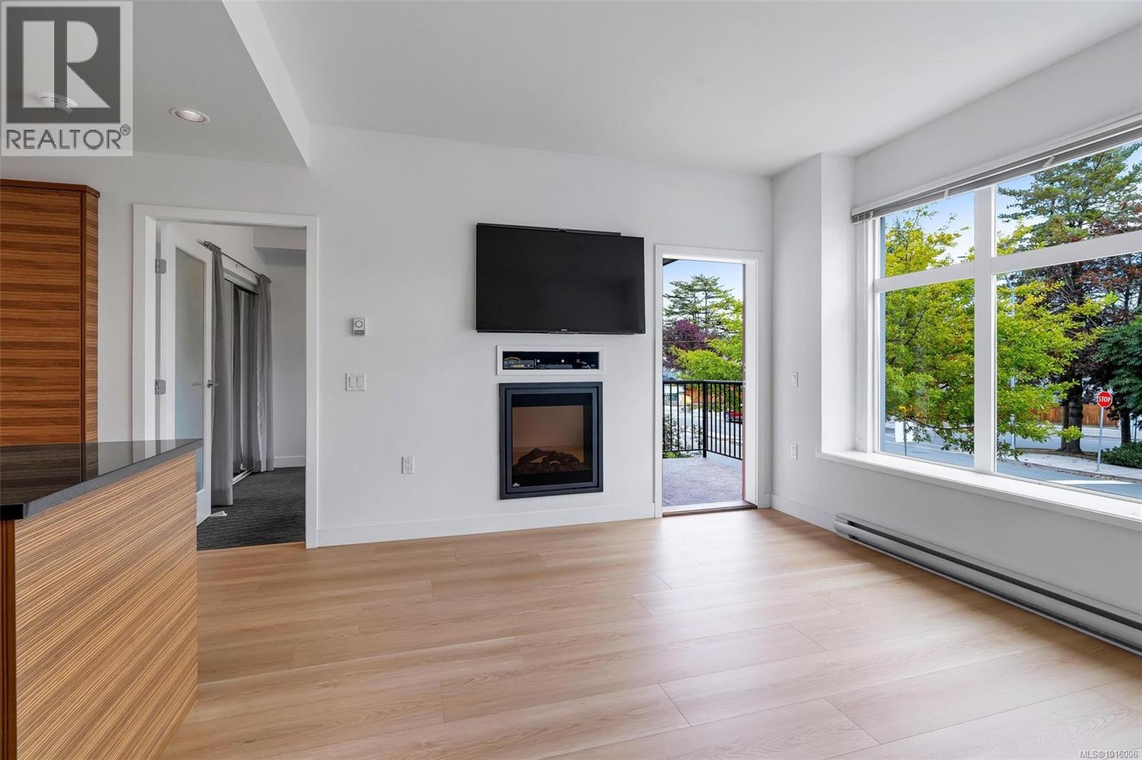 203 4030 Borden Street, Saanich