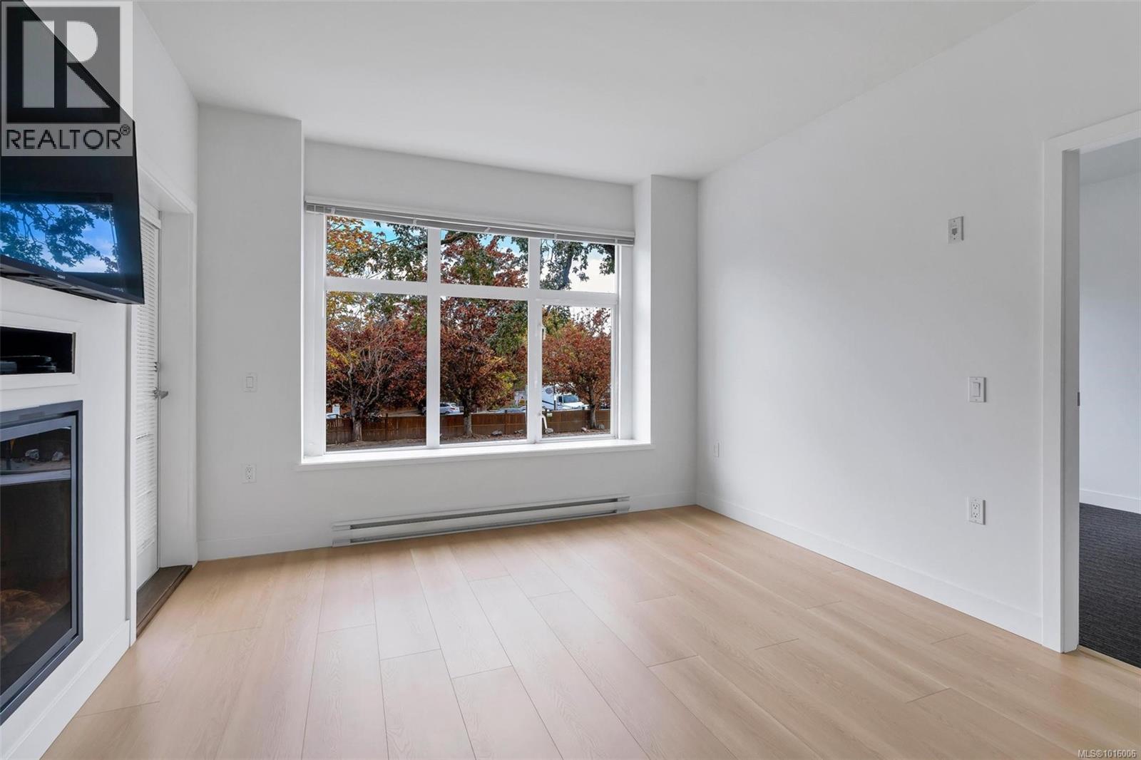 203 4030 Borden Street, Saanich
