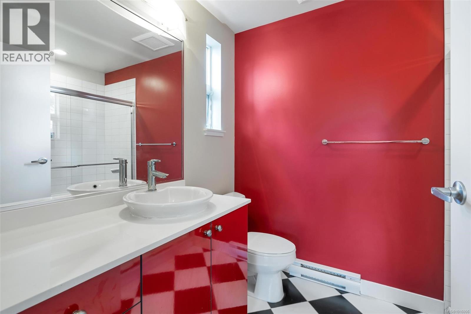 203 4030 Borden Street, Saanich